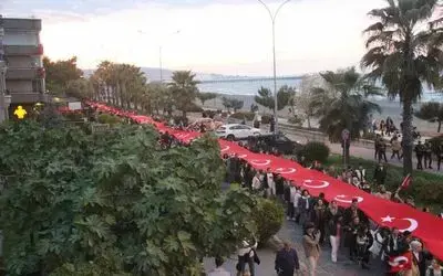 1919 metrelik dev Türk bayrağıyla yürüdüler

