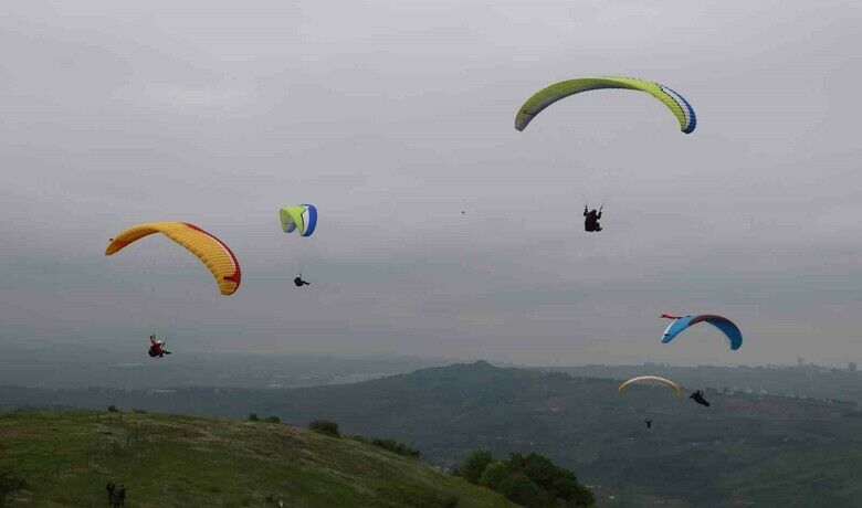 Yamaç paraşütçüleri 19 Mayıs’a özel Türk bayraklarıyla uçtu
