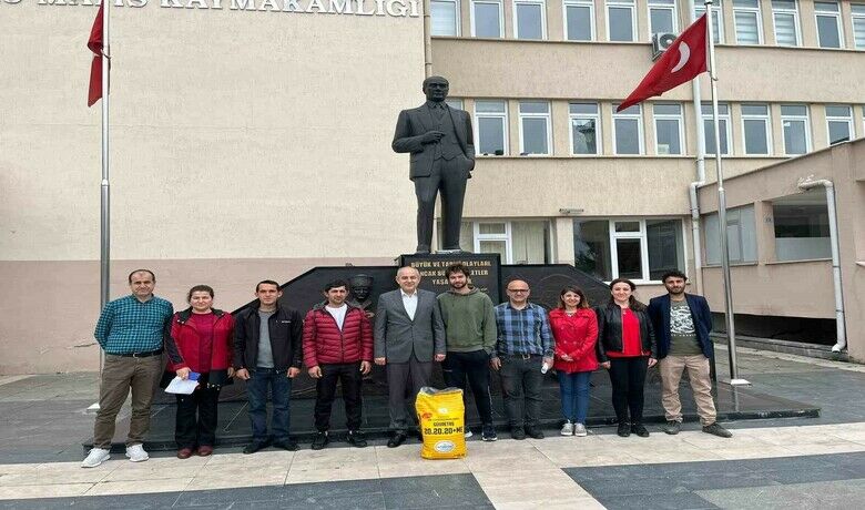 Örtü altı yetiştiriciliğiyapan üreticilere gübre desteği - Samsun Büyükşehir Belediyesi’nin finansmanı, Samsun İl Tarım ve Orman Müdürlüğü’nün iş birliğiyle ’Örtü Altı Sebze Yetiştiriciliğini Geliştirme Projesi’ çerçevesinde üreticilere gübre desteği verildi.