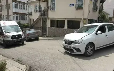 Sokak arasında otomobiller çarpıştı: 1 yaralı
