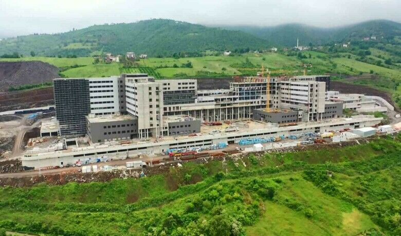 Samsun Şehir Hastanesi yılsonunda Sağlık Bakanlığı’na teslim edilecek - Sağlık Bakanlığı’nın öz kaynaklarıyla yapılan Samsun Şehir Hastanesi’nin yüzde 60’ı tamamlandı. Kaba inşaatının yüzde 100 tamamlanan şehir hastanesiyle ilgili Proje koordinatörü Deniz Yıldız, "Kasım ayı itibarıyla sene sonunda hastaneyi Sağlık Bakanlığına teslim edeceğiz. Önümüzdeki yılın başında hastanemiz hizmet vermeye başlayacaktır" dedi.