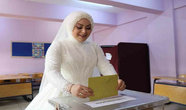 Gelinlikle oy kullandılar
 - Samsun’da sabah nikahları kıyılan genç çift, öğle saatlerinde de oylarını kullandı. Gelinlikle oy kullanmaya gelen çifti gören vatandaşlar şaşkınlıklarını gizleyemedi.