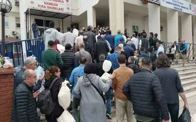 Seçim kurulunda oy çuvalı kuyruğu
