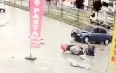 Samsun’da otomobilin 2 motosiklete çarpma anı kamerada
