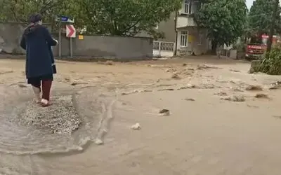 Ladik’te sağanak nedeniyle sokaklar dere gibi aktı

