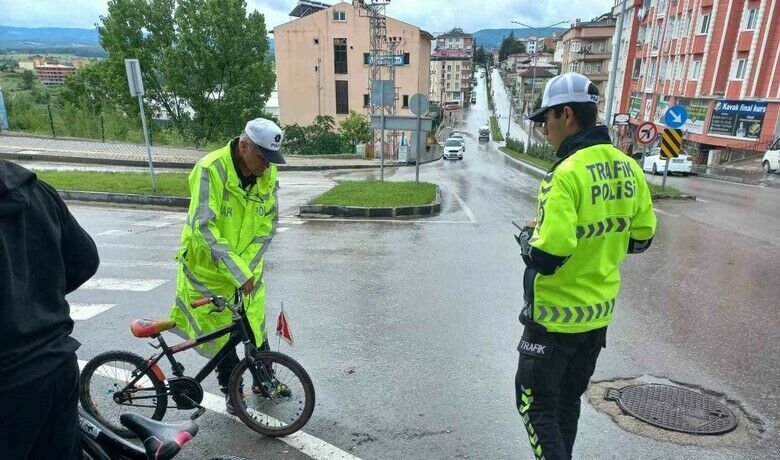 Bisiklet otomobile çarptı
 - Samsun’un Kavak ilçesinde otomobile çarpan bisiklet sürücüsü cocuk kazayı ucuz atlattı.