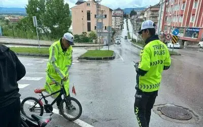 Bisiklet otomobile çarptı
