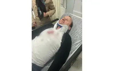 Kırmızı ışıkta beklerken aracının içinde darp edildi
