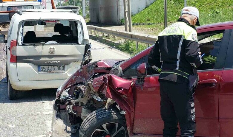Samsun’da otomobil hafif ticari araçla çarpıştı: 2 yaralı
