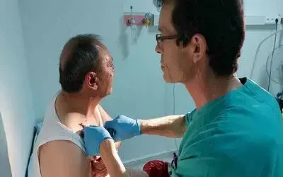 Boynuna tutunan kene hastanede çıkartıldı
