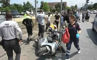 Raylardan geçen motosiklete tramvay çarptı: 1 yaralı
