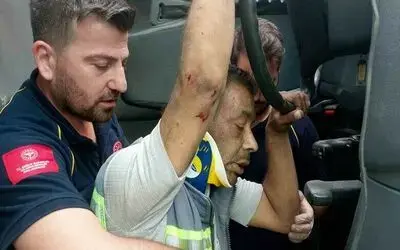 Devrilen mıcır yüklü kamyonun sürücüsünü itfaiye camı kırarak çıkarttı
