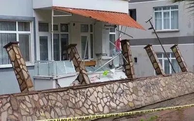 Samsun’da selden yıkılan parkın duvarı evlerin balkonlarına zarar verdi

