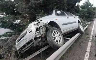 Samsun’da yoldan çıkan otomobil bariyere çıktı
