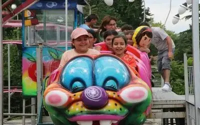 Aileler bayramda lunaparkın yolunu tuttu
