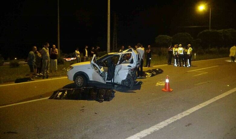 Samsun’da seyir halindeki otomobil önündekiaraca çarptı: 3 ölü, 2 yaralı - Samsun’un Bafra ilçesinde meydana gelen trafik kazasında 3 kişi hayatını kaybetti, 2 kişi ağır yaralandı.