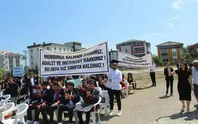 OMÜ Hukuk mezuniyet töreninde öğrencilerden protesto
