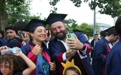 Abla-kardeş aynı fakülteden birlikte mezun oldu
