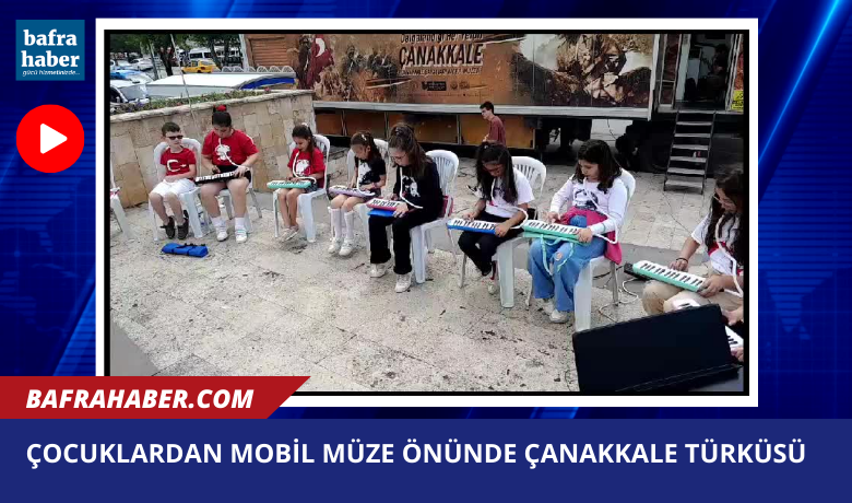 Çocuklardan Mobil Müze Önünde Çanakkale Türküsü