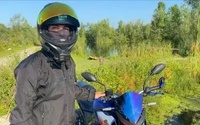 Trafik polisinden hız yapan motosikletli gence baba öğüdü: "Ölürsen anne ve babana ne diyeceğiz?"
