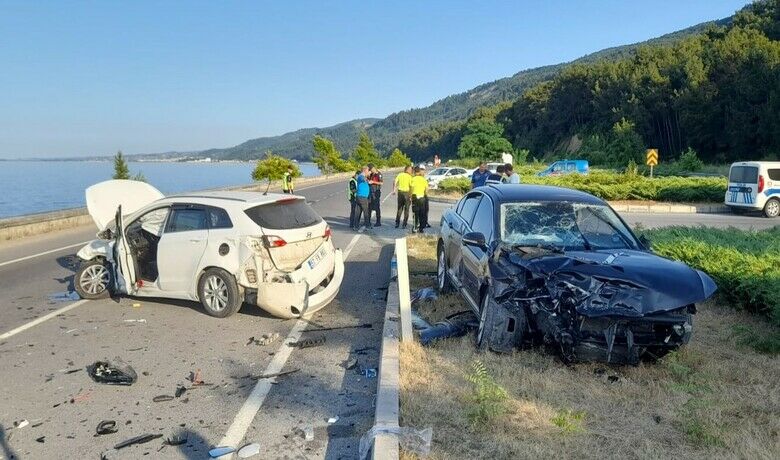 Yakakent'te iki otomobil çarpıştı: 5 yaralı