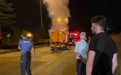 Yol süpürme aracı alevlere teslim oldu

