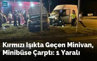 Kırmızı Işıkta Geçen Minivan, Minibüse Çarptı: 1 Yaralı