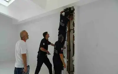Tahliye borusuna sıkışan kedi için ekipler seferber oldu
