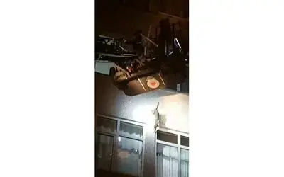Kurtarılmak istenirken 4.kattan atlayan kedi yürekleri ağzına getirdi
