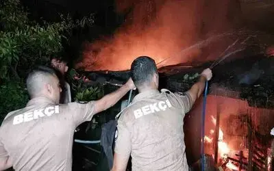 Baraka alevlere teslim oldu: Bekçiler hortumla su tuttu
