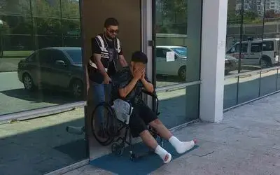 Uyuşturucu şüphelisi polisten kaçarken ayakları kırıldı, tekerlekli sandalye ile cezaevine gönderildi

