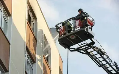 Binada çıkan yangında yatalak kadını kapıyı kırarak kurtardılar
