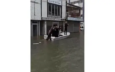 Sel vuran sanayide kayıkla gezenler gündem oldu
