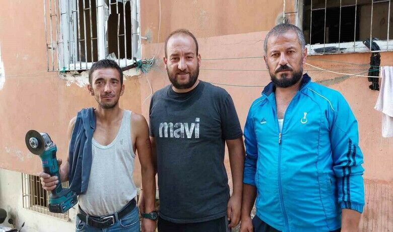 Samsun’da 3 kahraman, yangında mahsurkalan 2 çocuğu ölümden kurtardı - Samsun’da bir evde çıkan yangında mahsur kalan 4 ve 6 yaşlarındaki 2 çocuk, yoldan geçen 3 kişi tarafından pencere demiri kesilerek kurtarıldı. Hastaneye kaldırılan çocukların sağlık durumunun iyi olduğu öğrenildi.