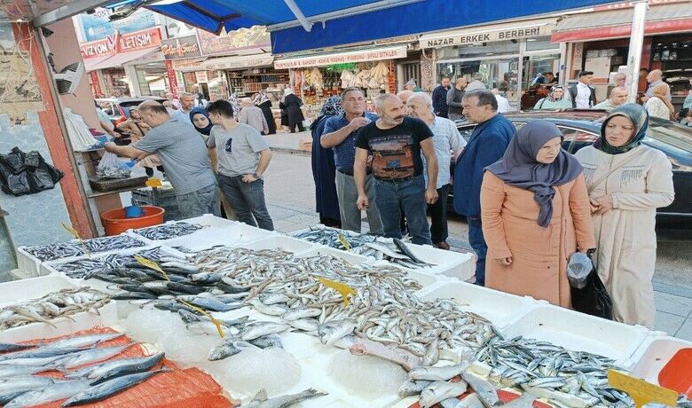 Ucuzlayan balık kapış kapış satıldı
 - SAMSUN (İHA) – Samsun’da balık fiyatları ucuzlayınca vatandaşlar balık almak için birbiriyle yarıştı.