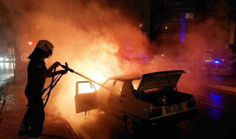 Kırmızı ışıkta bekleyen otomobil alev alev yandı
 - Samsun’da kavşakta kırmızı ışıkta bekleyen otomobil çıkan yangında alevlere teslim oldu.