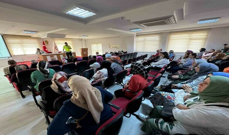 Öğrenci servisi rehberlerineuyarılar: “Annelik duygusuyla yaklaşın” - Samsun’da okul servislerinde görev yapan rehber personele bilgilendirmeler yapılarak, trafik eğitimi verildi. Eğitimde araç içinde ve dışında dikkat edilmesi gerekenler ayrıntılı şekilde anlatıldı.