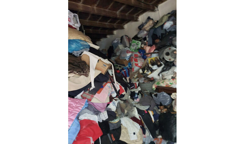 Mahallelinin Şikayet Ettiği Evden 21 Kamyon Çöp Ve Fareler Çıktı!