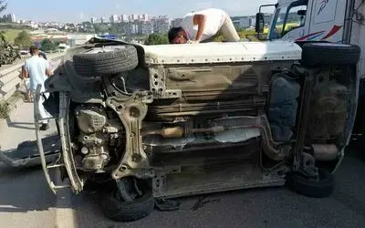Önündeki araca çarpan otomobil devrildi: 1 yaralı
