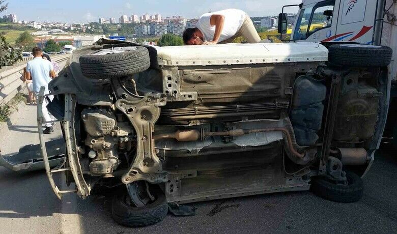 Önündeki araca çarpan otomobil devrildi: 1 yaralı
