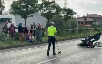 SUV tipi otomobil motosiklete çarptı: 1’i ağır 2 yaralı
