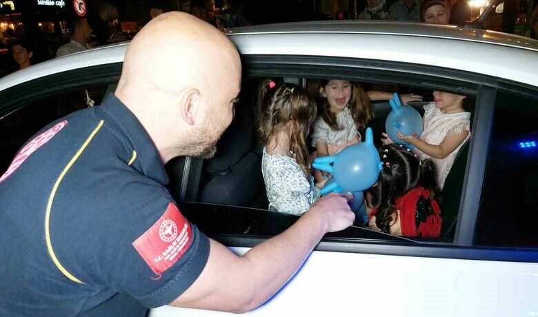 Trafik kazasından korkan çocukların yüzünü ambulans şoförü güldürdü

