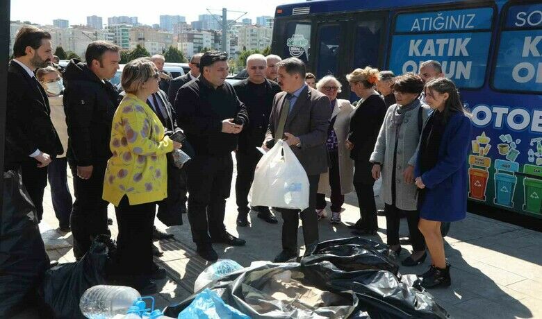 Atakumlular doğayı sıfır atıklakoruyor, 267 ağaç kesilmekten kurtarıldı - Samsun Atakum Belediyesi ekipleri, 9 ayda katık otobüsüyle topladığı atıklarla; 267 ağacı kesilmekten kurtardı. 3,5 ton sera gazının atmosferde yayılarak doğaya zarar vermesine engel oldu.