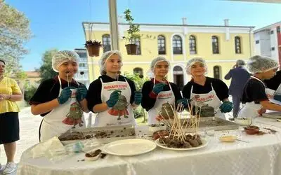 Artık ekmek ve keklerden çikolata topu yaptılar, israfa dikkat çektiler
