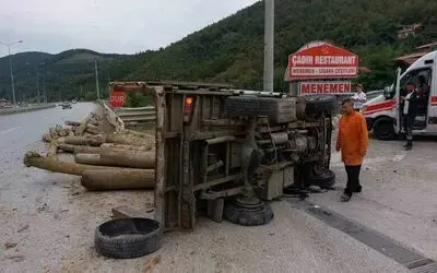 Samsun’da lastiği patlayan kamyonet devrildi: 1 yaralı
