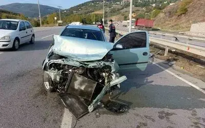 Samsun’da bariyerlere çarpan otomobil hurdaya döndü

