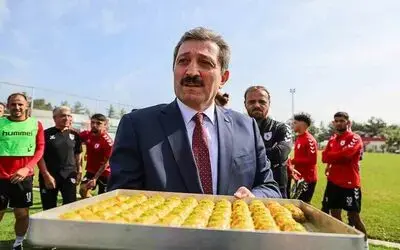 Vali Tavlı’dan Samsunspor’a baklava dopingi
