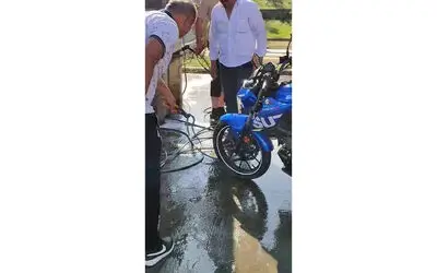 Yarış motoru sürerken direksiyondan yılan çıktı