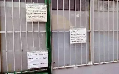 İş yeri önüne bırakılan araçlardan bıkınca bulduğu yöntem gülümsetti
