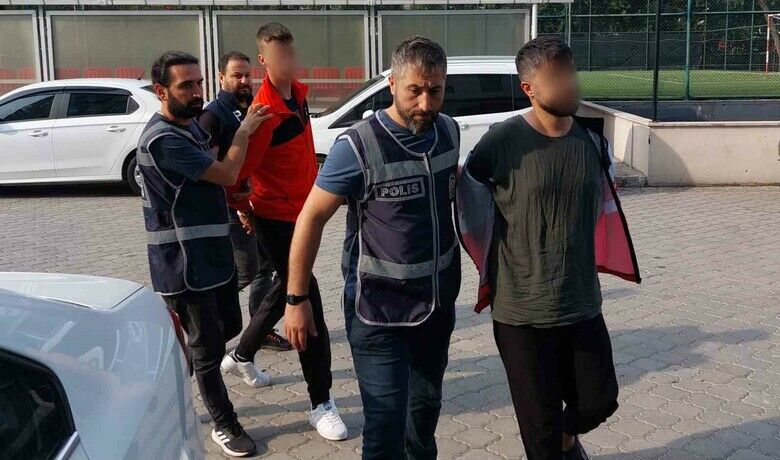 Silah satma bahanesiyle 30bin lira gaspına 3 tutuklama - Samsun’da sosyal paylaşım sitesinden silah satıyormuş gibi resim paylaşıp silah almak isteyen kişi ile buluşup darp ederek 30 bin lira parayı gasp eden 3 kişi mahkemece tutuklandı.